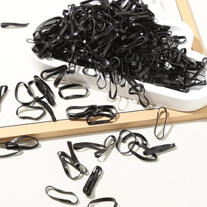 Lot de chouchous noirs élastiques durables pour enfants présentés sur un plateau blanc