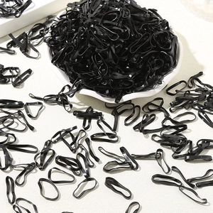 Pack de chouchous élastiques noirs durables présentés sur une surface blanche texturée