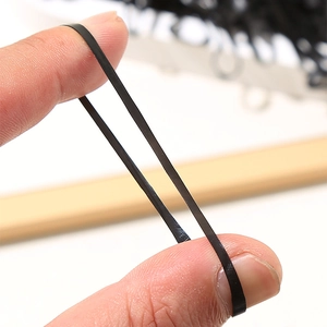 Élastiques à cheveux noirs à haute élasticité montrant une forte extension et durabilité