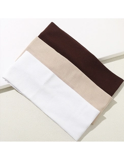 Texture détaillée de bandeaux en maille côtelée en blanc, beige et marron foncé