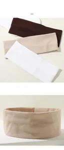 Détail de bandeaux en maille côtelée élastique en marron foncé, beige et blanc pur