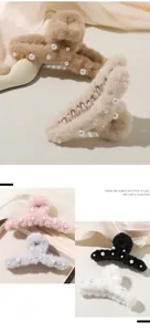Dettaglio della molletta per capelli in peluche con perle e morbida texture