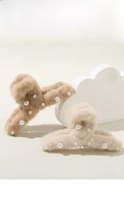 Dettaglio di fermagli per capelli in peluche con perle finte e morbida ecopelliccia