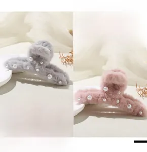 Dettaglio delle mollette per capelli in finta pelliccia con perle eleganti in due colori