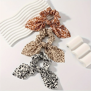 Set di tre elastici per capelli con fiocco e stampa animalier su vassoio decorativo