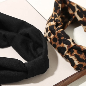 Set di due fasce elastiche per capelli yoga con stampa leopardata e nero solido