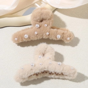 Mollette per capelli in peluche kaki e bianco panna con eleganti perle da donna