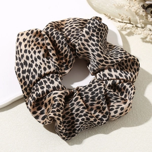Chouchou élégant avec motif léopard et tissu en mousseline plissée de haute qualité