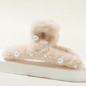 Elegante pinza per capelli in peluche con perle su un supporto in pietra minimalista