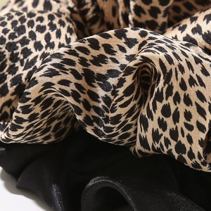 Chouchous en soie avec élégant motif léopard et texture en satin noir uni sophistiqué