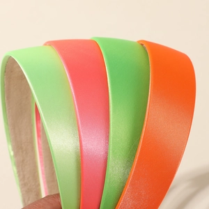 Detailansicht bunter Haarreifen aus Kunstleder in Neon-Grün Pink Orange und Grün Tönen