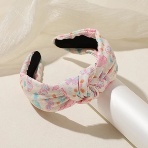 Detail des Haarreifens mit Schmetterlings- und Blumenmuster und schickem Knotendesign