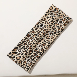 Dettaglio della fascia elastica leopardata con occhielli decorativi in metallo argento