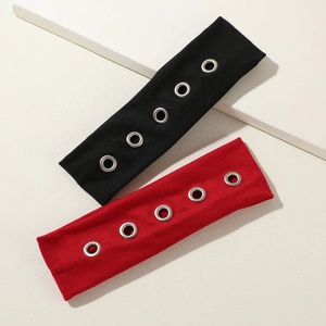 Schwarze und rote elastische Strick-Stirnbänder mit stylischen Metallösen im Punk-Stil