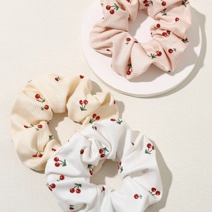 Set aus drei Satin-Haargummis in Pink, Beige und Weiß mit Kirschmustern für Damen