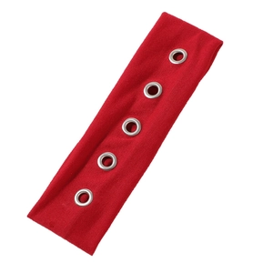 Rotes elastisches Stoffstirnband mit fünf silbernen Metallösen auf weißem Hintergrund