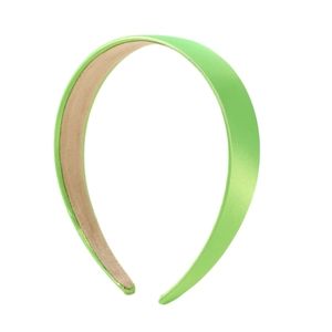 Glänzendes grünes Satin-Stirnband mit rutschfestem Futter auf weißem Hintergrund