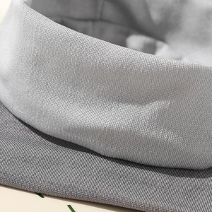 Elastic light gray seamless yoga headband with breathable knitted texture for women