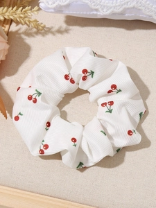 Detailierte Textur eines weißen Scrunchies mit Kirschmuster auf ästhetischem Hintergrund