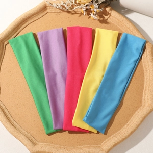 Cinque fasce sportive elastiche color caramella per yoga e fitness su un vassoio