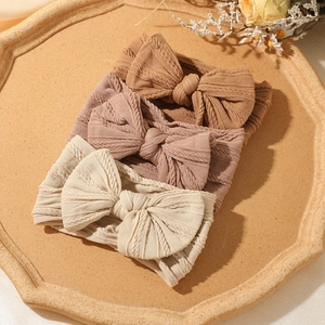 Set di 3 fasce per neonati con fiocchi in jacquard elastico in morbide tonalità terra