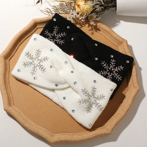 Detail von Strickstirnbändern für den Winter mit Strass-Schneeflocke und Knotendesign