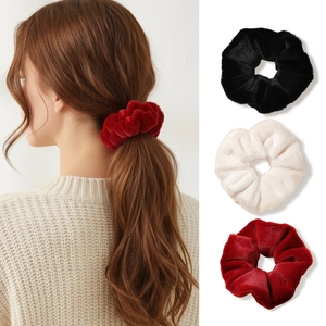 Set di tre elastici per capelli in peluche nero, panna e bordeaux per lo styling invernale