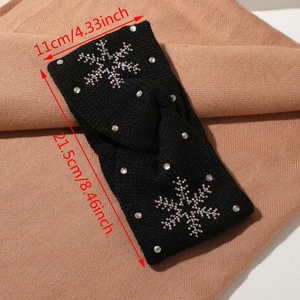 Detail von Schneeflocken-Strasssteinen und Maßen auf dem schwarzen Strickstirnband