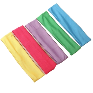 Cinque fasce sportive elastiche in vari colori vivaci in maglia elasticizzata per lo sport