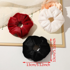 Dettaglio di elastici per capelli in peluche da 13cm nei colori rosso bianco e nero