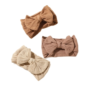 Set di tre fasce elastiche per neonati con grandi fiocchi in maglia jacquard