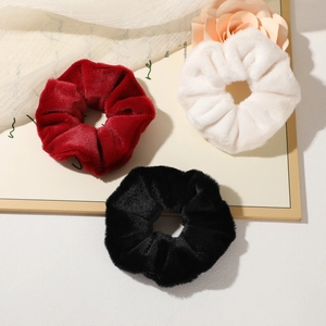 Tre elastici per capelli oversize in peluche nei colori rosso, crema e nero