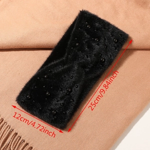 Detailansicht des schwarzen Kunstfell-Stirnbands mit Perlen und Maßen 25cm x 12cm