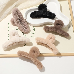 Sammlung von Plüsch-Haarklammern aus Kunstfell in neutralen Farben wie Beige und Grau