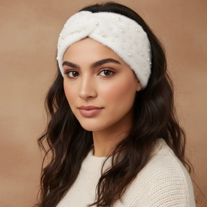 Weißes flauschiges Stirnband mit Perlen und Knotendesign für Yoga und Ohrenschutz