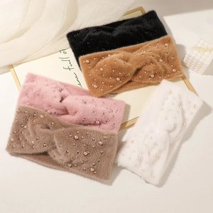 Set mit fünf Plüsch-Stirnbändern mit Perlen in Schwarz, Beige, Rosa und Weißtönen