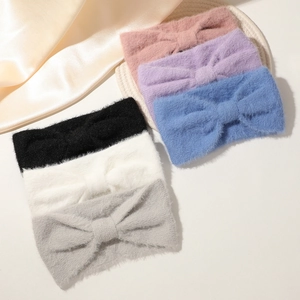 Détail de bandeaux tricotés en fourrure de vison avec nœud en six couleurs pastel