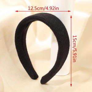 Detailansicht des schwarzen gepolsterten Stirnbandes mit Maßen 12,5 cm mal 15 cm
