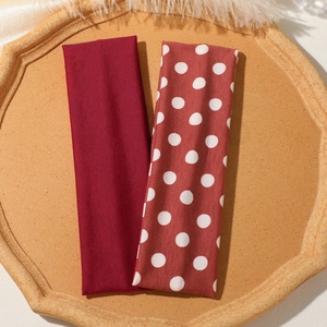 Détails de bandeaux élastiques bordeaux unis et à pois sur un plateau décoratif