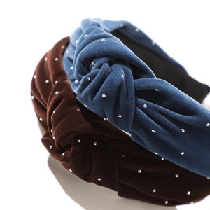 Detailaufnahme von Samt-Knoten-Haarbändern mit Strass in Marineblau und Dunkelbraun