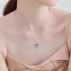 Elegante Halskette Ozean-Herz mit lila Kristall-Anhänger und Delphin-Motiv für Damen