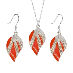 Detailaufnahme des orangefarbenen Emaille-Blattanhängers mit glitzernden Strasssteinen