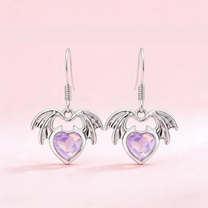 Boucles d'oreilles gothiques ailes de chauve-souris argentées avec cœur lavande