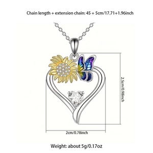 Detail van zilveren hartketting met gouden zonnebloem, emaille vlinder en heldere zirkoon