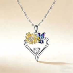 Elegante zilveren hartketting met zonnebloem, vlinder en grote glanzende kristalsteen