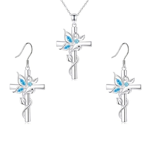 Parure de bijoux croix papillon argentée avec pierres bleu clair collier boucles
