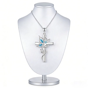 Collier avec pendentif croix, papillons en zircon bleu et fleurs sur chaîne argentée