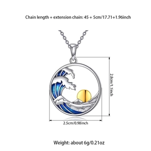 Dettaglio della collana con ciondolo rotondo montagna e mare con misure 2,8cm per 2,5cm