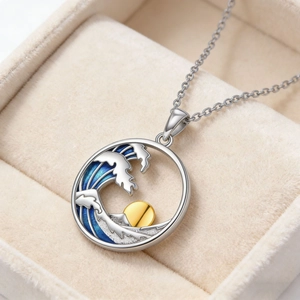 Collana con ciondolo montagna e mare con smalto blu e dettaglio sole dorato in rilievo