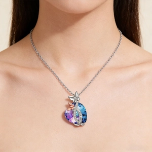 Elegante collana con cristallo a cuore, dettaglio farfalla e incisione Love You